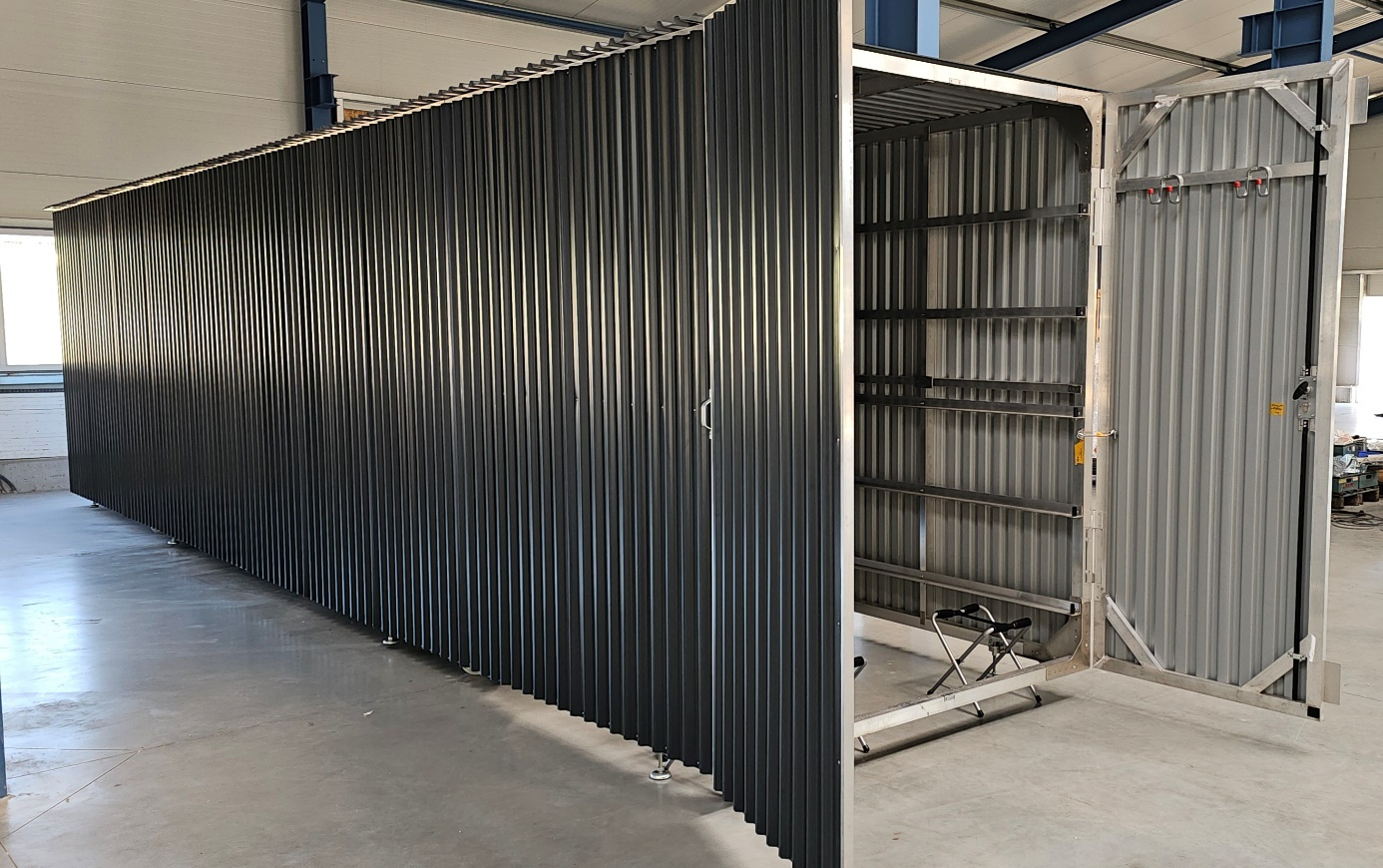 Standard RowBoBox mit Anthrazit Trapezblech verkleidet